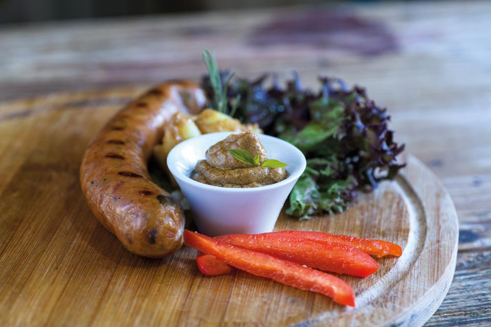 Saucisses et viande grillé à l’avocat à la féta et aux olives