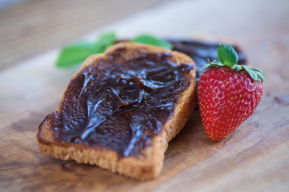 Pain grillé avec avocat au chocolat