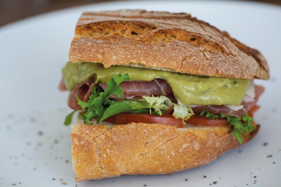 Gemüse-Sandwich mit Avocado Kräutern und Zitrone