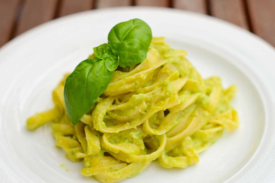 Tortellini with avocado sauce